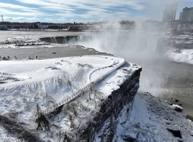 12 bin yıllık şelale buz tuttu 19